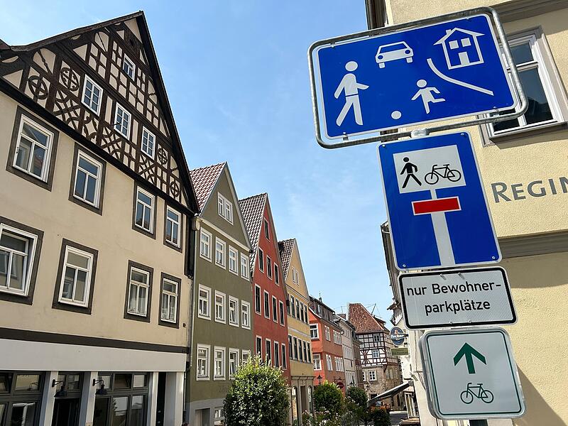 Die Steingasse in Coburg ist jetzt zwischen der R&uuml;ckertstra&szlig;e und der Kirchgasse ein verkehrsberuhigter Bereich.