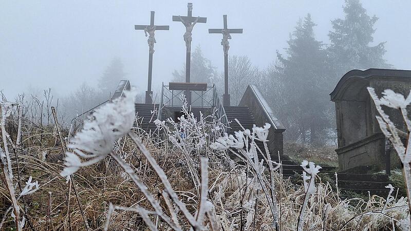 Der Winter hat Einzug gehalten in der Rh&ouml;n &ndash; so wie hier am Kreuzberg &uuml;ber Bischofsheim.