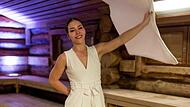 Pia Kropp geht in ihrer Aufgabe in der Sauna voll auf.