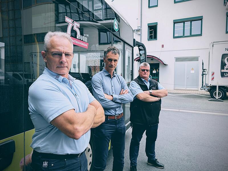 Busfahrer Frank V&ouml;lker, Alexander Roth, Leiter der S&uuml;c-Verkehrsbetriebe, und Busfahrer J&uuml;rgen Gehrlicher sind sich einig: Der Umgang im &Ouml;PNV verroht.