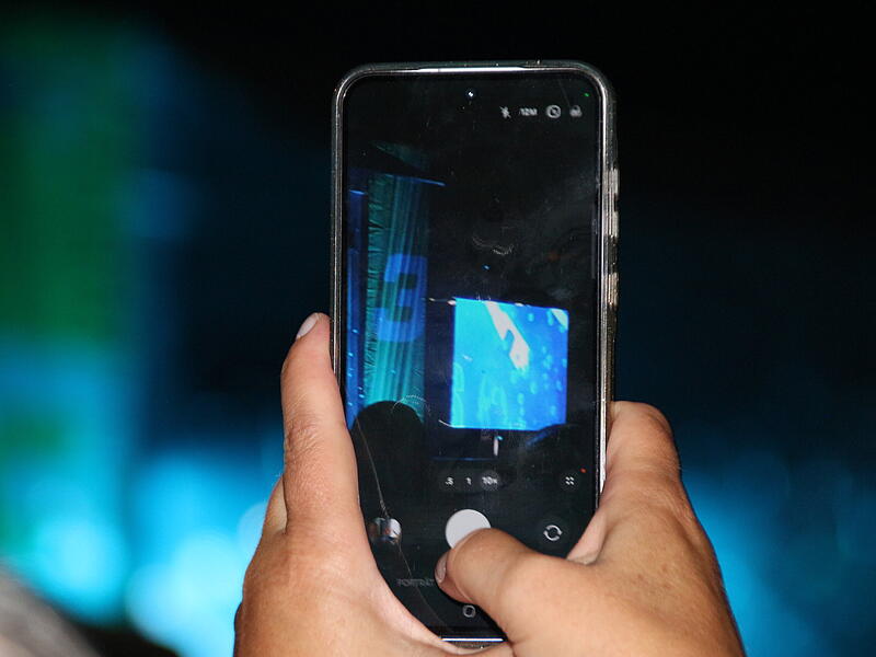 Viele Menschen hielten den Abend mit ihren Smartphones fest.