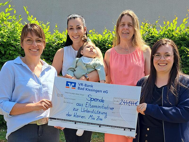 Spendenübergabe vom „Haus für Kinder“ in Haard  für Mia Zoe mit (von links) Elternbeirätin Daniela Fehr, Jennifer Seuffert (mit Mia Zoe), Leiterin Claudia Eschenbach und Elternbeirätin Jessica Wirsing.