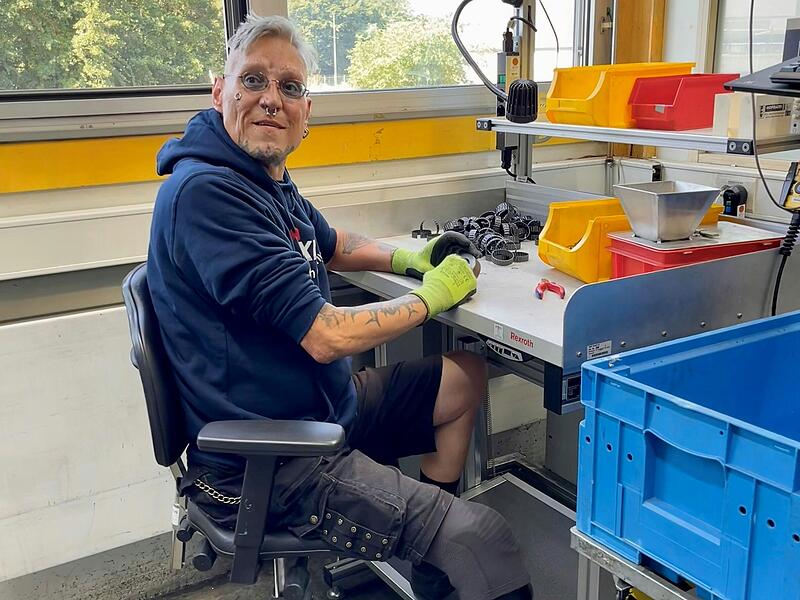 Andreas Barth an seinem Arbeitsplatz bei Bosch Rexroth in Volkach. Andreas Barth an seinem Arbeitsplatz bei Bosch Rexroth in Volkach.