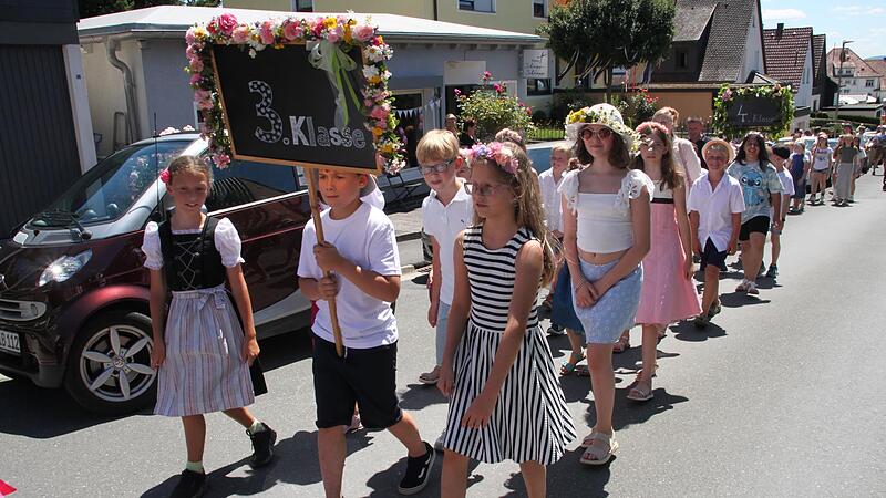 Ein bunter Zug schlängelte sich beim Wiesenfest durch die Straßen Burghaigs. Ein bunter Zug schlängelte sich beim Wiesenfest durch die Straßen Burghaigs.