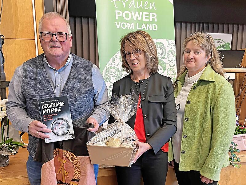 Der ehemalige BR-Reporter und Leiter des Studios Würzburg, Eberhard Schellenberger, mit seinem Buch „Deckname Antenne“. Für den Vortrag bedanken sich Kreisbäuerin Cäcilie Werner und ihre Stellvertreterin Petra Grimmer (von links). Der ehemalige BR-Reporter und Leiter des Studios Würzburg, Eberhard Schellenberger, mit seinem Buch „Deckname Antenne“. Für den Vortrag bedanken sich Kreisbäuerin Cäcilie Werner und ihre Stellvertreterin Petra Grimmer (von links).