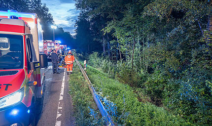 Auto stürzt Böschung hinab: Feuerwehr befreit Frau und Hund aus Fahrzeug Auto stürzt Böschung hinab: Feuerwehr befreit Frau und Hund aus Fahrzeug