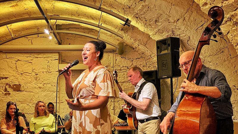 S&auml;ngerin Michelle Walker, Jazzgitarrist Michael Arlt und Rudi Engel mit dem Kontrabass widmeten den Konzertabend der souligen Stilrichtung des Jazz.