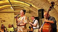 Sängerin Michelle Walker, Jazzgitarrist Michael Arlt und Rudi Engel mit dem Kontrabass widmeten den Konzertabend der souligen Stilrichtung des Jazz.