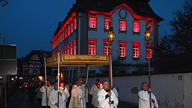 Die Lichterprozession zieht durch das Bamberger Berggebiet.