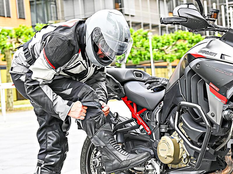Motorradfahrer sollten darauf achten, ob im Fall eines Unfalls auch ihre Schutzkleidung mitversichert ist. HUK Coburg Motorradfahrer sollten darauf achten, ob im Fall eines Unfalls auch ihre Schutzkleidung mitversichert ist. HUK Coburg