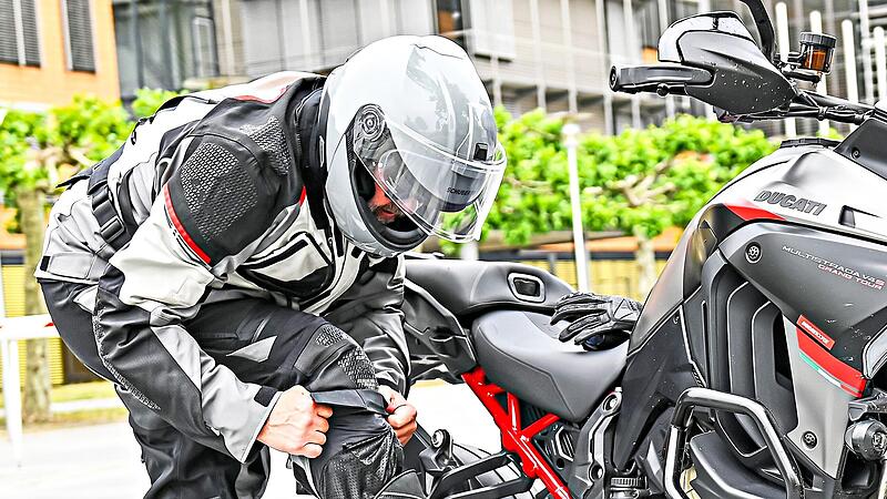 Motorradfahrer sollten darauf achten, ob im Fall eines Unfalls auch ihre Schutzkleidung mitversichert ist. HUK Coburg Motorradfahrer sollten darauf achten, ob im Fall eines Unfalls auch ihre Schutzkleidung mitversichert ist. HUK Coburg