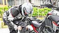 Motorradfahrer sollten darauf achten, ob im Fall eines Unfalls auch ihre Schutzkleidung mitversichert ist. HUK Coburg