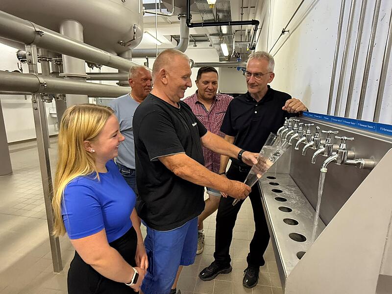 Wasser Im Wasserwerk in Höchstadt wird das Trinkwasser streng kontrolliert. Mit den Ergebnisen sind Bürgermeister Alexander Schulz (rechts) und das Team des Wasserwerks sehr zufrieden. Von links: Auszubildende Maria-Lucia Loistl, Hans-Peter Philipp (Betriebsleiter Sportzentrum), Wasserwart Alfred Seitz und Torsten Dürrbeck (Betriebsleiter Wasserwerk).