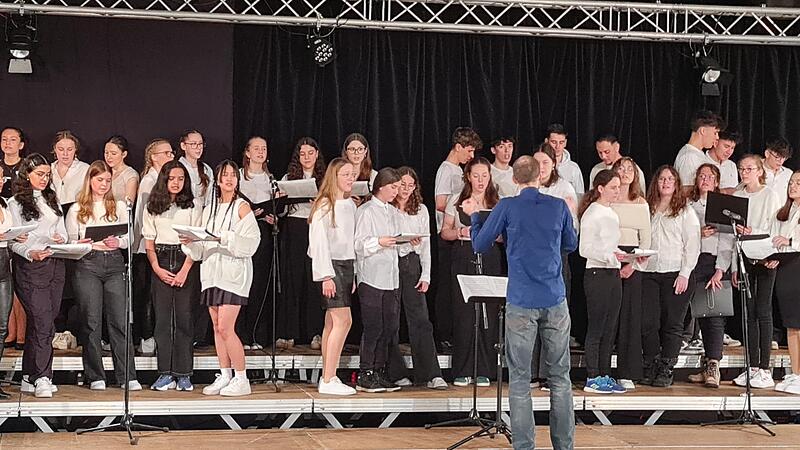 Der großer Chor sang „What was I made for“.