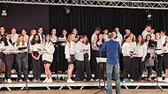 Der großer Chor sang „What was I made for“.