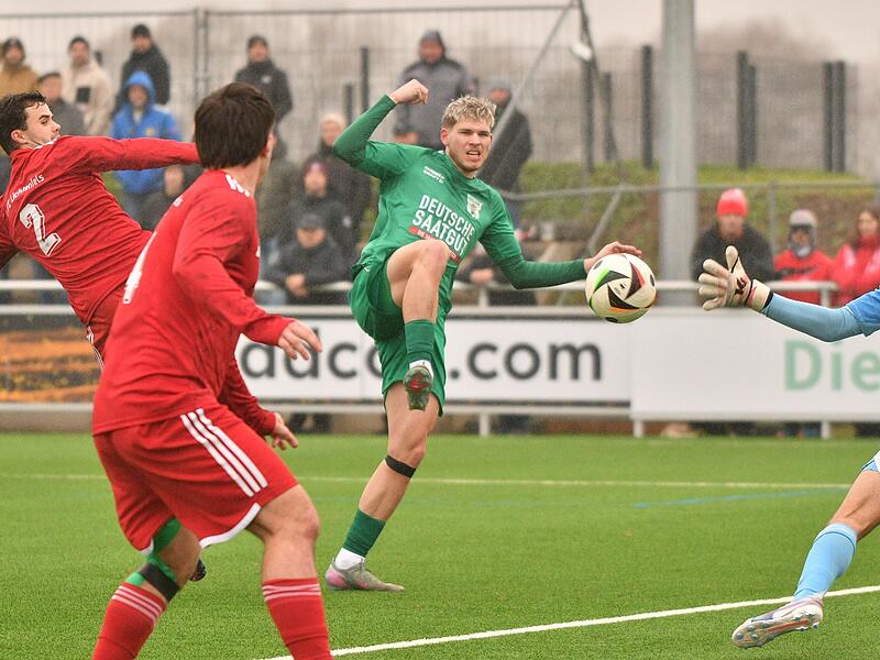 In ungedeckter Position erzielt der Großbardorfer Mika Manninger den Treffer zum 0:3.