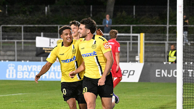 Sport Fußball Saison 2026 / 2027 Regionalliga Bayern 9. Spieltag Dienstag 15.09.2026 Spielort Bayreuth Hans-Walter-Wild-Stadion Spielbeginn 19.00 h SpVgg Bayreuth gegen TSV Aubstadt Halbzeitergebnis 0:0 Endstand 1:0 Jubel Tor 1:0 Erijon Shaqiri und Ektase in Bayreuth: Erijon Shaqiri (rechts) und Micah Ham jubeln über den entscheidenden Treffer.