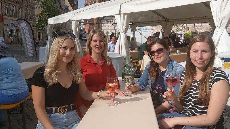 Freuen sich, dass sie sich auf dem Coburger Marktplatz zum Feiern treffen können: Katrin, Vanessa, Annika und Jessica (von links) am Freitag beim Weinfest. Freuen sich, dass sie sich auf dem Coburger Marktplatz zum Feiern treffen können: Katrin, Vanessa, Annika und Jessica (von links) am Freitag beim Weinfest.