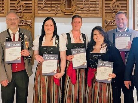 Auf dem Bild sind Christoph Gl&uuml;ck, Marco Genzler,Tanja Brandenstein, Tanja Otter,Melanie Genzler, Johannes Gl&uuml;ck, Dominik Sitter und Christian Martin.