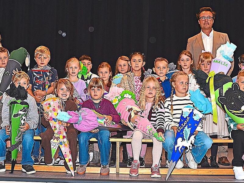 Die Schulanf&auml;nger aus der 1b mit ihrer Klassenlehrerin Julika Wendrich. Jeweils mit im Bild ist Schulleiter Rektor Stefan Kern. Dieter Radziej