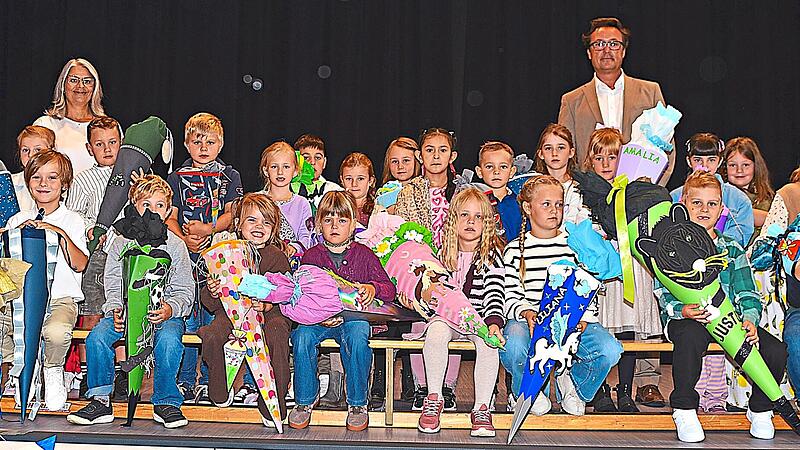 Die Schulanfänger aus der 1b mit ihrer Klassenlehrerin Julika Wendrich. Jeweils mit im Bild ist Schulleiter Rektor Stefan Kern. Dieter Radziej Die Schulanfänger aus der 1b mit ihrer Klassenlehrerin Julika Wendrich. Jeweils mit im Bild ist Schulleiter Rektor Stefan Kern. Dieter Radziej