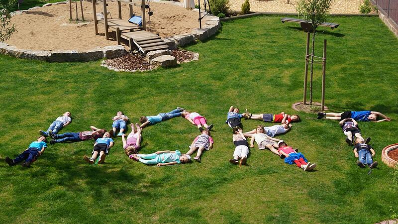 Die Kinder im Volkacher Hort verbringen ihre freie Zeit gerne im Garten, der mit vielen Spielger&auml;ten ausgestattet ist.