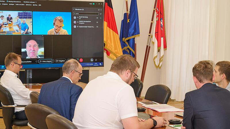 Videokonferenz am Rande eines bundespolitischen Erdbebens: Der wegen eines antisemitischen Flugblatts in die Kritik geratene bayerische Wirtschaftsminister Hubert Aiwanger (zweite Reihe von oben auf dem Monitor) verhandelt mit B&uuml;rgermeister Jonas...