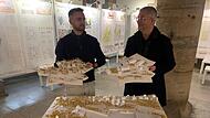 Moritz Salzmann von der Arge Asap (links) und Gunther Laux von Laux Architekten zeigen ihre beiden Modelle für das Treibhaus-Areal. Die beiden Büros haben gemeinsam den ersten Preis beim städtebaulichen Wettbewerb gewonnen. Moritz Salzmann von der Arge Asap (links) und Gunther Laux von Laux Architekten zeigen ihre beiden Modelle für das Treibhaus-Areal. Die beiden Büros haben gemeinsam den ersten Preis beim städtebaulichen Wettbewerb gewonnen.