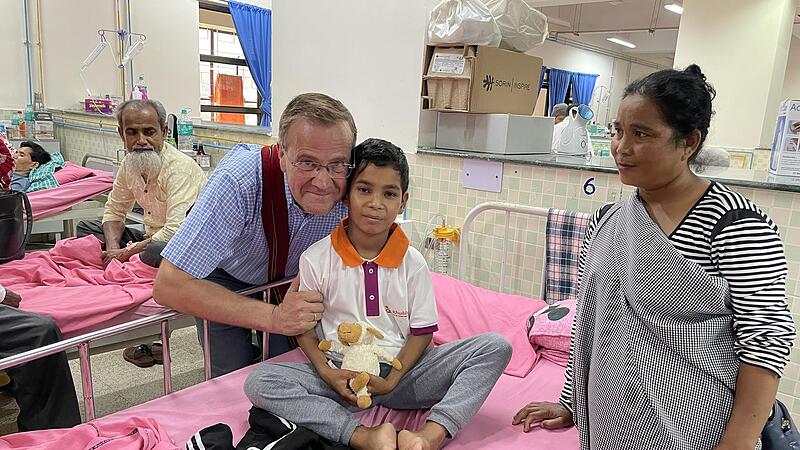 Gerhard Albert besucht den jungen Patienten Heinwan-o im Krankenhaus. Die Mutter des Buben, Rihun Nongtdu, bleibt immer an dessen Seite und schl&auml;ft nachts unter seinem Bett.