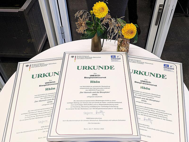 Rhön bleibt Unesco Biosphärenreservat Diese drei Urkunden des MAB-Nationalkomitees wurden den drei Vertretern der Bundesländer Bayern, Thüringen und Hessen übergeben.