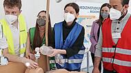 &bdquo;Herr Weber&ldquo; atmet nicht mehr &ndash; an der Puppe üben die Studenten das Intubieren.