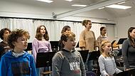 Freude am Singen: Der neu formierte Kinderchor des Landestheaters bereitet sich auf seinen ersten Auftritt nach der Corona-Krise vor: „Hänsel und Gretel“ feiert am 2. Dezember Premiere im Globe.