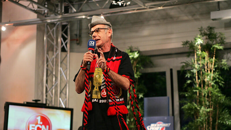 Unverkennbar Fan des fränkischen Fußballs: Klaus Karl-Kraus. Unverkennbar Fan des fränkischen Fußballs: Klaus Karl-Kraus.