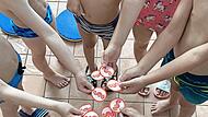Kinder präsentieren ihr Schwimmabzeichen. Kinder präsentieren ihr Schwimmabzeichen.