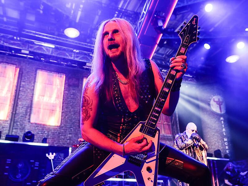 Gitarrist Richie Faulkner wirft sich in Pose.