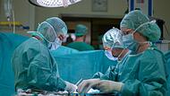 Martin Lodzinski, Leitender Oberarzt für Allgemein- und Visceralchirurgie, bei einer Darmkrebs-Operation