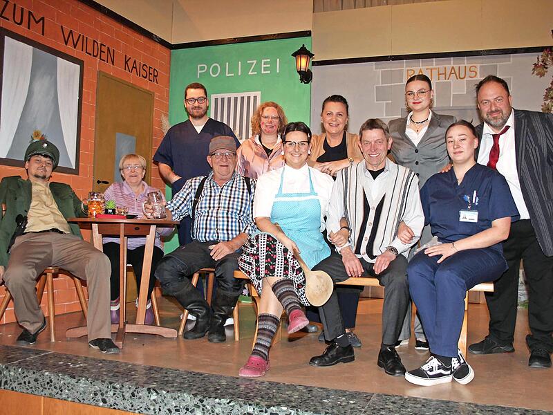 Die Theatergruppe des TSV Unterlauter gab mit dem St&uuml;ck &bdquo;An der Lauter ist der Teufel los&ldquo; wieder einmal eine perfekte Visitenkarte ihrer Kunst ab. Das St&uuml;ck setzten in Szene: Patrick G&ouml;tz, Petra Friedel, Tobias Geiger, Ulrich Scholz, Kerstin Kron...