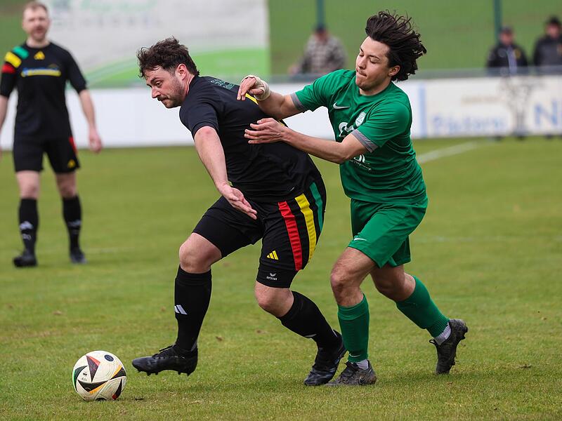 Der Neukenrother Luis Punzelt (gr&uuml;n), der im weiteren Spielverlauf mit Gelb-Rot vom Platz musste, versucht hier, gegen den Giftiger Julian Neder an den Ball zu kommen.