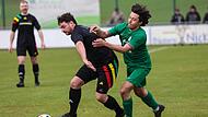 Der Neukenrother Luis Punzelt (gr&uuml;n), der im weiteren Spielverlauf mit Gelb-Rot vom Platz musste, versucht hier, gegen den Giftiger Julian Neder an den Ball zu kommen.