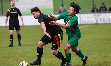 Der Neukenrother Luis Punzelt (grün), der im weiteren Spielverlauf mit Gelb-Rot vom Platz musste, versucht hier, gegen den Giftiger Julian Neder an den Ball zu kommen. Der Neukenrother Luis Punzelt (grün), der im weiteren Spielverlauf mit Gelb-Rot vom Platz musste, versucht hier, gegen den Giftiger Julian Neder an den Ball zu kommen.