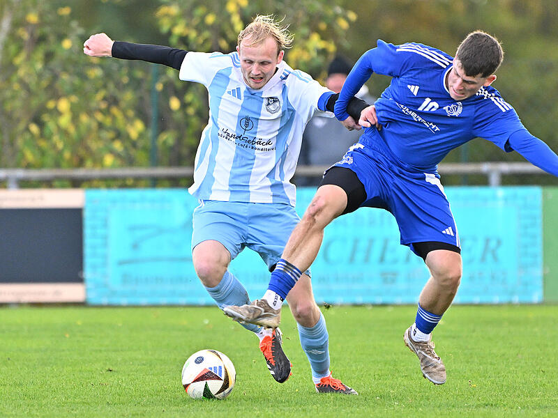 Marcel L&ouml;scher (links) vom ASV Niederndorf  im Zweikampf mit dem Hammerbacher Tim Rybczynski. Durch den 1:0-Sieg ist der ASV neuer Tabellenf&uuml;hrer.