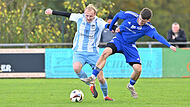 Marcel L&ouml;scher (links) vom ASV Niederndorf  im Zweikampf mit dem Hammerbacher Tim Rybczynski. Durch den 1:0-Sieg ist der ASV neuer Tabellenf&uuml;hrer.