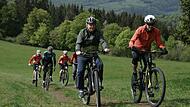 Zur Not geht es auch mit dem Touren-E-Bike: Landrat Thomas Bold (links, CSU) er&ouml;ffnete die MTB-Rundstrecke &bdquo;Kreuzbergmarathon&ldquo; oberhalb des Berghaus&rsquo; Rh&ouml;n gemeinsam mit dem leidenschaftlichen Mountainbiker J&uuml;rgen Metz (rechts).