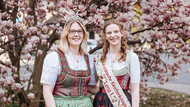 Die neue Kirschenk&ouml;nigin Michaela II. mit ihrer Vorg&auml;ngerin Lena I.