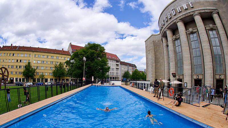 Baden vor der Volksbühne Baden vor der Volksbühne