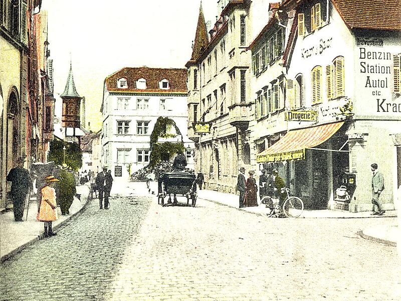 Untere Marktstraße mit Kaufhaus Grom Ein Blick in die Untere Marktstraße mit dem Kaufhaus Grom (rechts), damals noch Dauchs Weinstube, Kutschen und Kopfsteinpflaster.