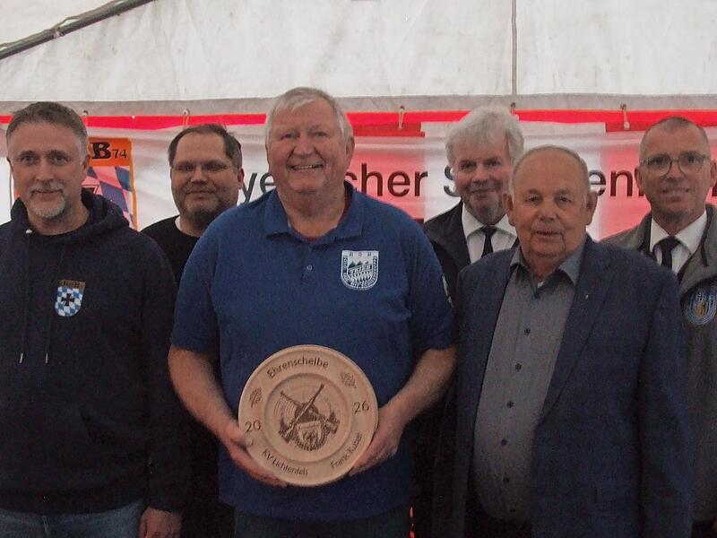 Sichtlich erfreut zeigt sich der Ehrenscheibengewinner Frank Kubat, hier zusammen mit (von links) Thiemo Schlesinger, Jens M&uuml;ller, Bernd H&ouml;ppel, Roland Lowig und J&uuml;rgen Panzer.