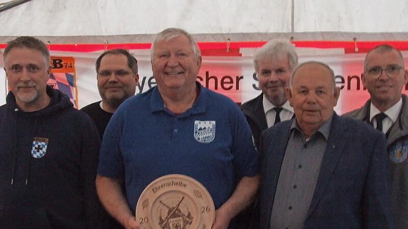 Sichtlich erfreut zeigt sich der Ehrenscheibengewinner Frank Kubat, hier zusammen mit (von links) Thiemo Schlesinger, Jens Müller, Bernd Höppel, Roland Lowig und Jürgen Panzer. Sichtlich erfreut zeigt sich der Ehrenscheibengewinner Frank Kubat, hier zusammen mit (von links) Thiemo Schlesinger, Jens Müller, Bernd Höppel, Roland Lowig und Jürgen Panzer.