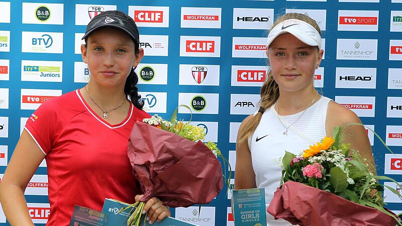 Sonja Zhenikova (l.) setzte sich im Finale gegen die Tschechin Eliska Forejtkova durch.