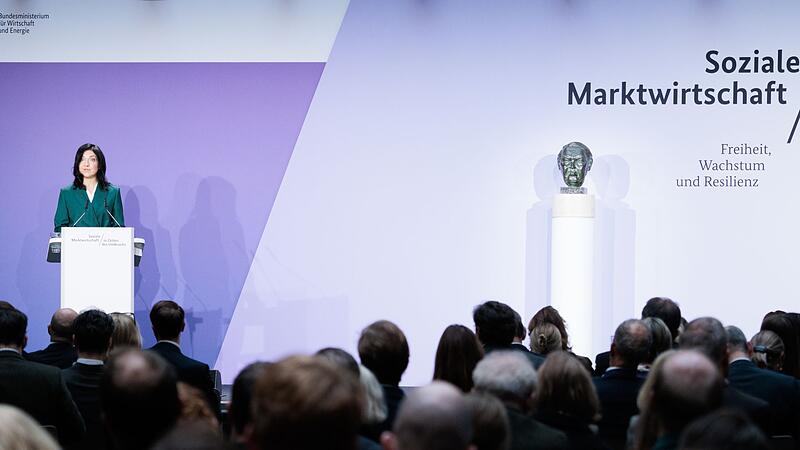 Wirtschaftspolitisches Symposium in Berlin Wirtschaftspolitisches Symposium in Berlin